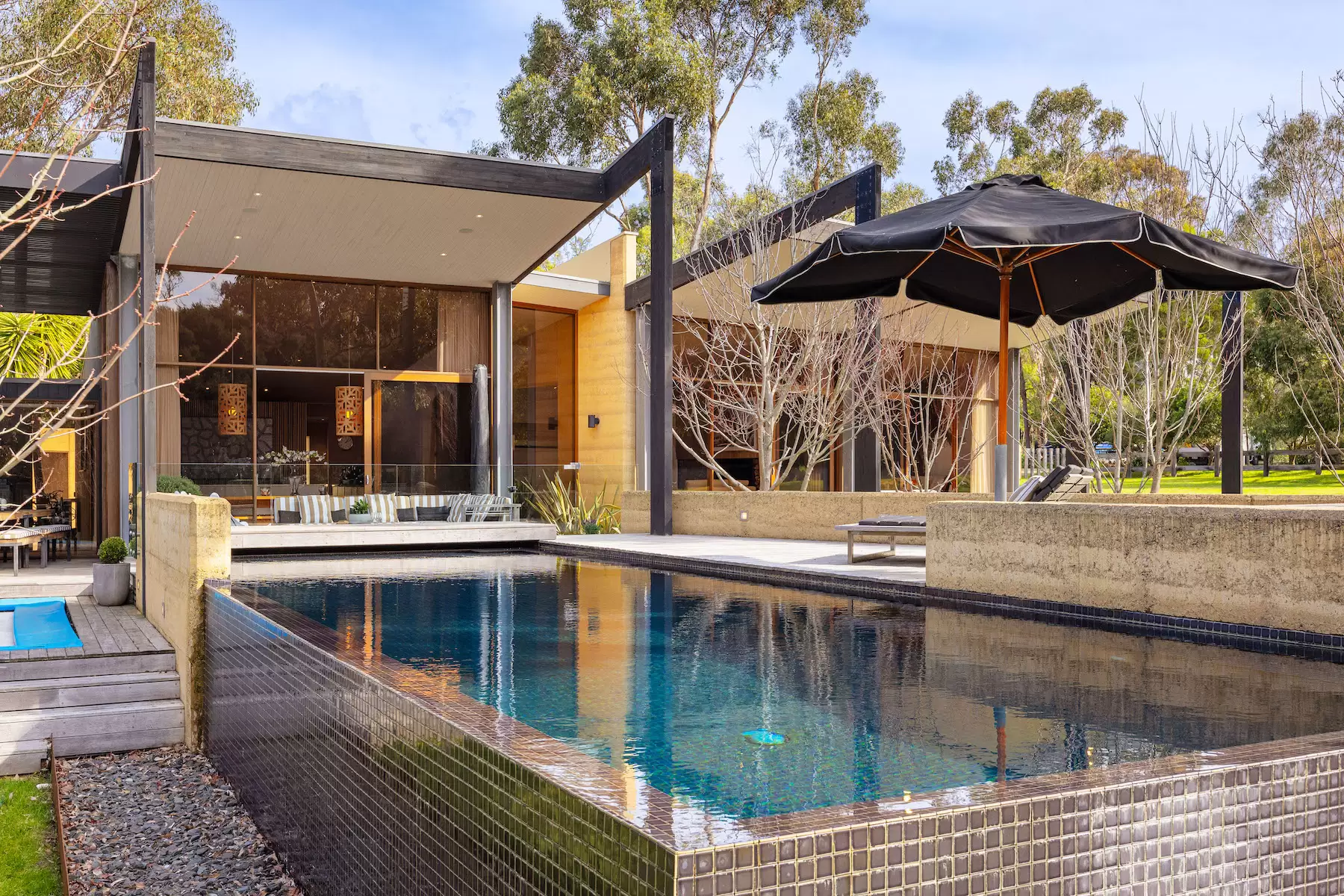 1800 687p J3 12ad9kbyf1vok572.jpg