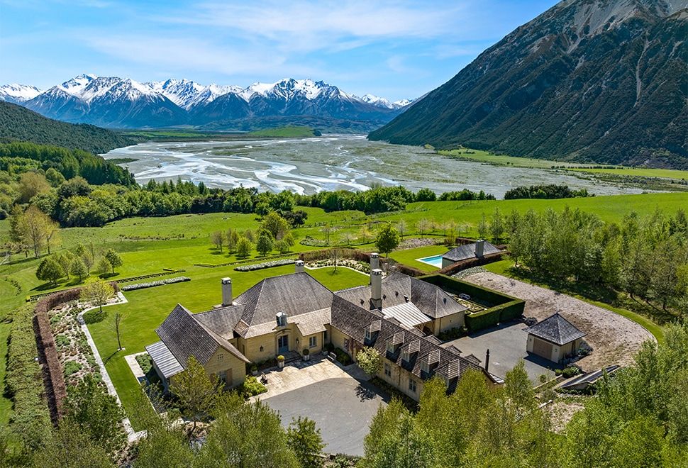 P Style Nov2025 Insights C7 L 0000 Mount Algidus03