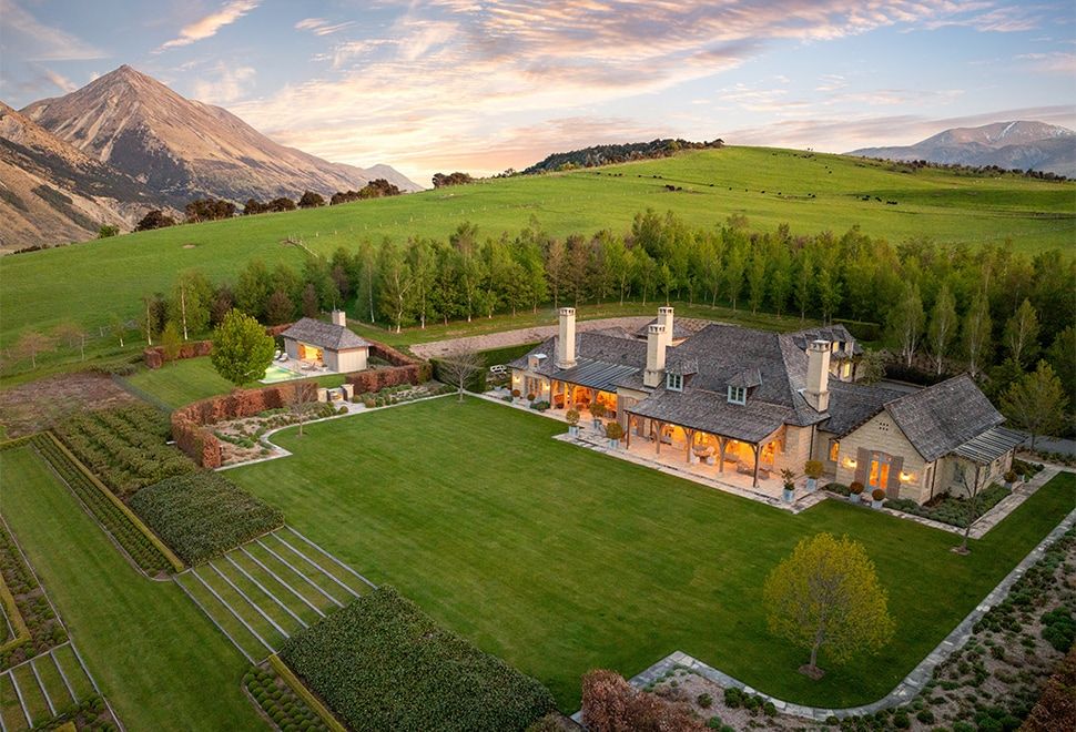 P Style Nov2025 Insights C7 L 0001 Mount Algidus02